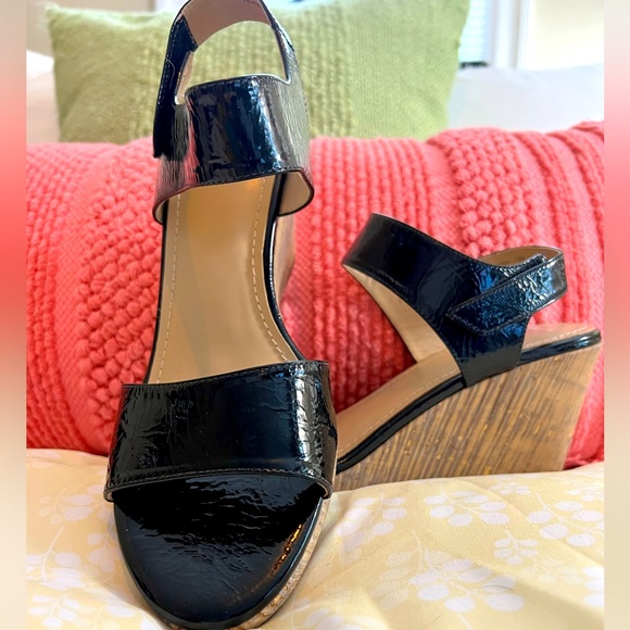Johnston & Murphy Shoes - 👠 NWOT Johnston and Murphy wedge sandals. Size 10